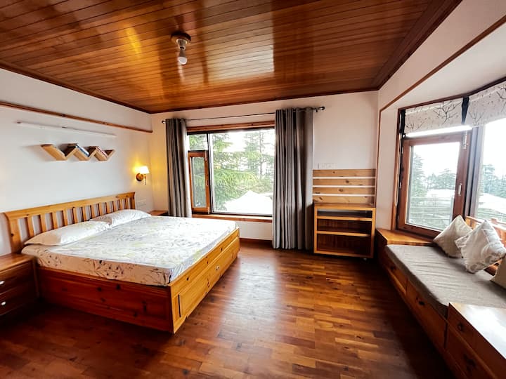 Cama tamaño queen con vista al Himalaya y balcón 