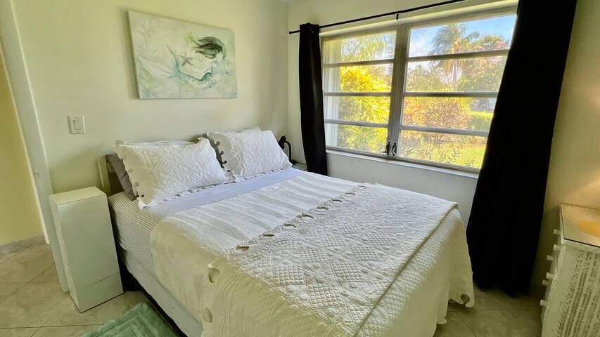 4/3 Heated Pool Butterfly Garden Screened Patio gallery image 4