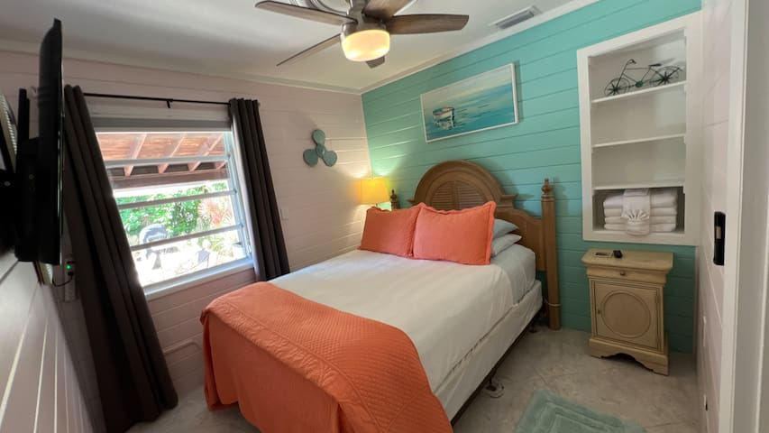 4/3 Heated Pool Butterfly Garden Screened Patio gallery image 3