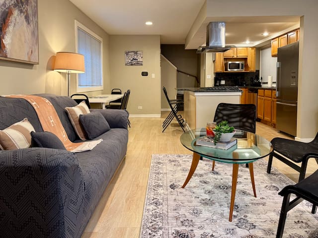 Insta Worthy Prime Spot *Patio *Parking *Fireplace