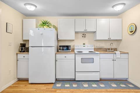 Top Airbnb: Queen Palm*hotel style suite*only 5 miles 2 Beach in West Lealman