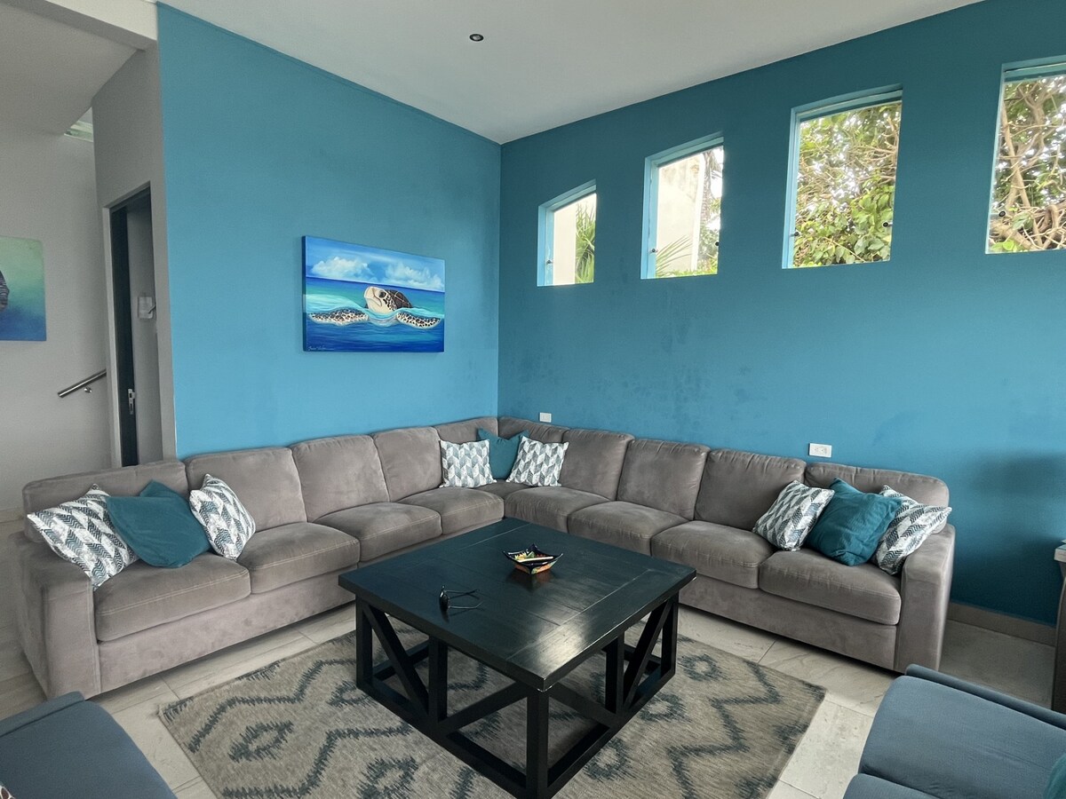 Popular Airbnb listing: Casa Flor de Mayo Oceanfront Infinity Pool in Isla Mujeres