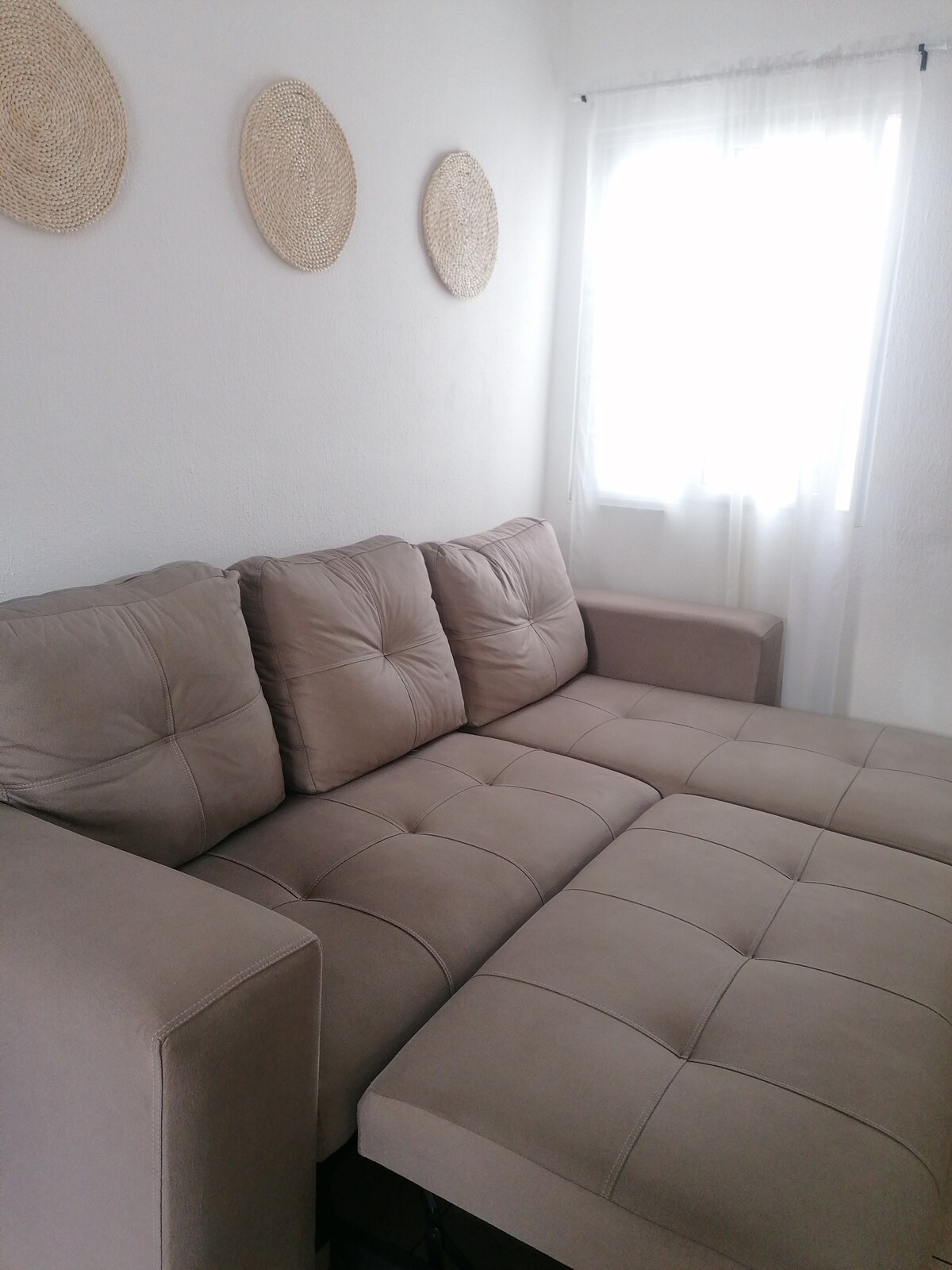 Izba má televízor, Wi-Fi, veľkú rozkladaciu pohovku a ventilátor.