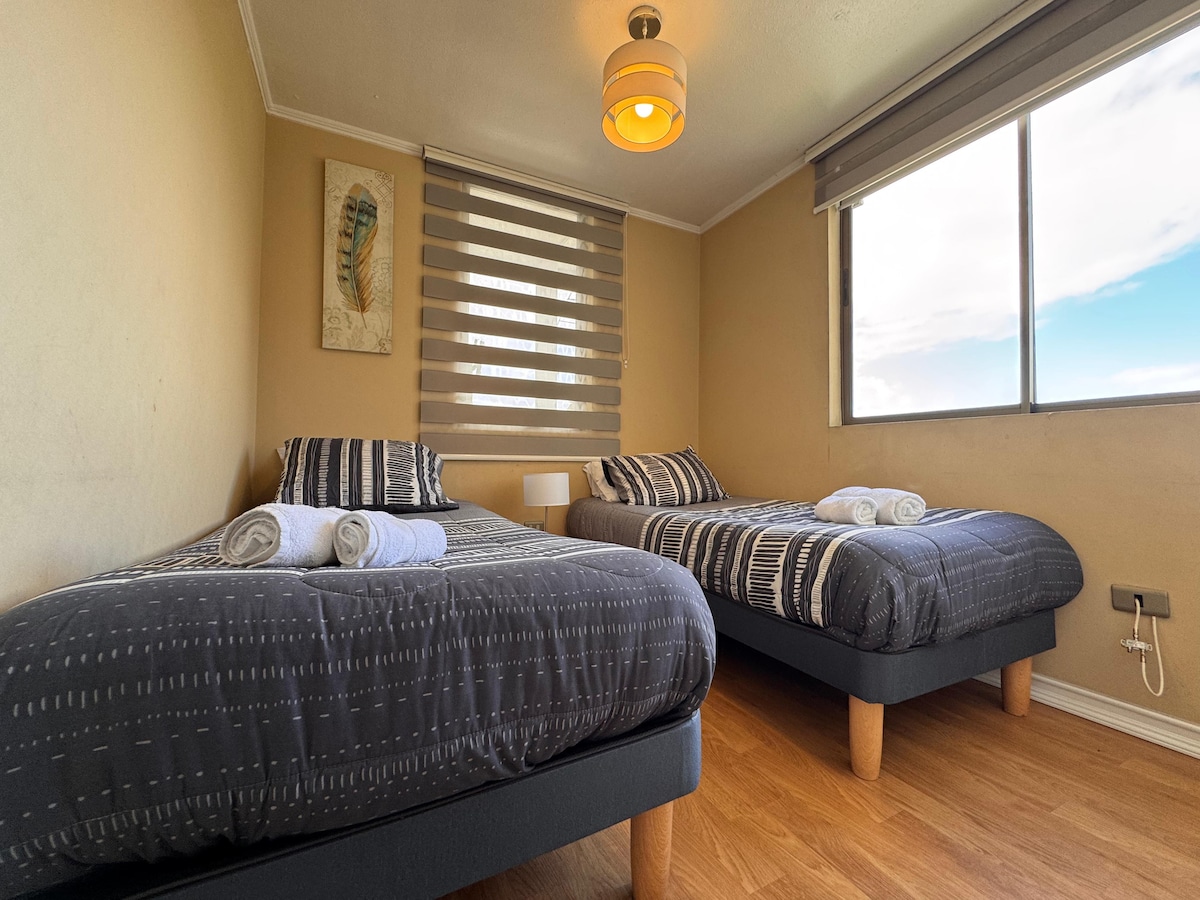 ห้องนอนมีเตียงดูเพล็กซ์ เตียงเดี่ยวสำหรับการนอนหลับที่ผ่อนคลาย หม้อน้ำไฟฟ้า แสงสว่างที่ยอดเยี่ยมพร้อมโคมไฟแขวนเพดาน ตู้เสื้อผ้าพร้อมลิ้นชักและไม้แขวนเสื้อ ผ้าม่านกันแสงกลางวัน/กลางคืน 