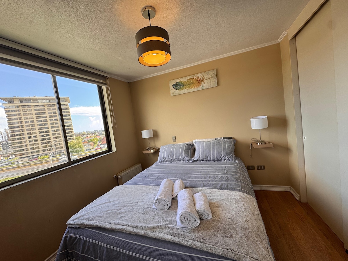 ห้องนอนมีเตียงพรีเมียม 2 เตียงสำหรับการพักผ่อนอย่างเต็มที่ เครื่องทำความร้อนแบบหม้อน้ำไฟฟ้า แสงสว่างที่ยอดเยี่ยมพร้อมโคมไฟตั้งโต๊ะและโคมไฟแขวนเพดาน ม่านบังแดดแบบม้วนขึ้นลง ตู้เสื้อผ้าพร้อมลิ้นชัก ไม้แขวนเสื้อ ทีวีขนาด 42 "พร้อมโรคุ