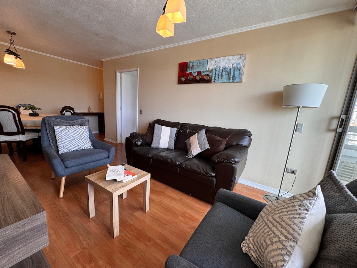 ห้องนั่งเล่นพร้อมโซฟา 3 ที่นั่งที่สะดวกสบาย เก้าอี้นวมสองตัว สมาร์ททีวีขนาด 50" พร้อมที่พยุงผนังแบบพับได้ 180° ชั้นวางทีวี เคเบิลวีทีอาร์ Wi-Fi แสงสว่างที่ยอดเยี่ยมด้วยโคมไฟตั้งพื้นและโคมไฟแขวน ม่านบล็อกไลท์และม่านบังแสง รังผึ้งทำความร้อน