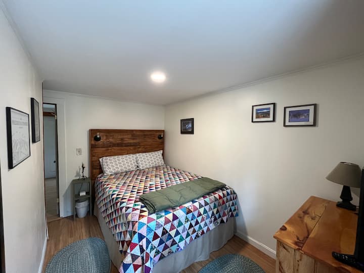 Guest room on main floor. Queen bed w/ window that gets plenty of morning sun. Blackout curtains, closet for hanging clothes/jackets; shelving unit for your bags . Pillows, linens, blankets (inc. down comforter) provided. Roku smart TV.