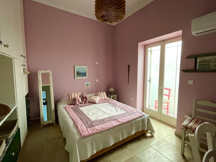 Розовата спалня: приятна , светла и просторна с бюро, библиотека и много шкафове и гардероби за съхранение.