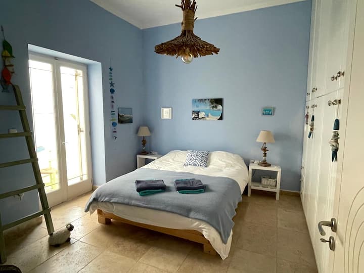 Синята стая: приятна , светла и просторна с много висящи поставки и обзаведен вътрешен двор.