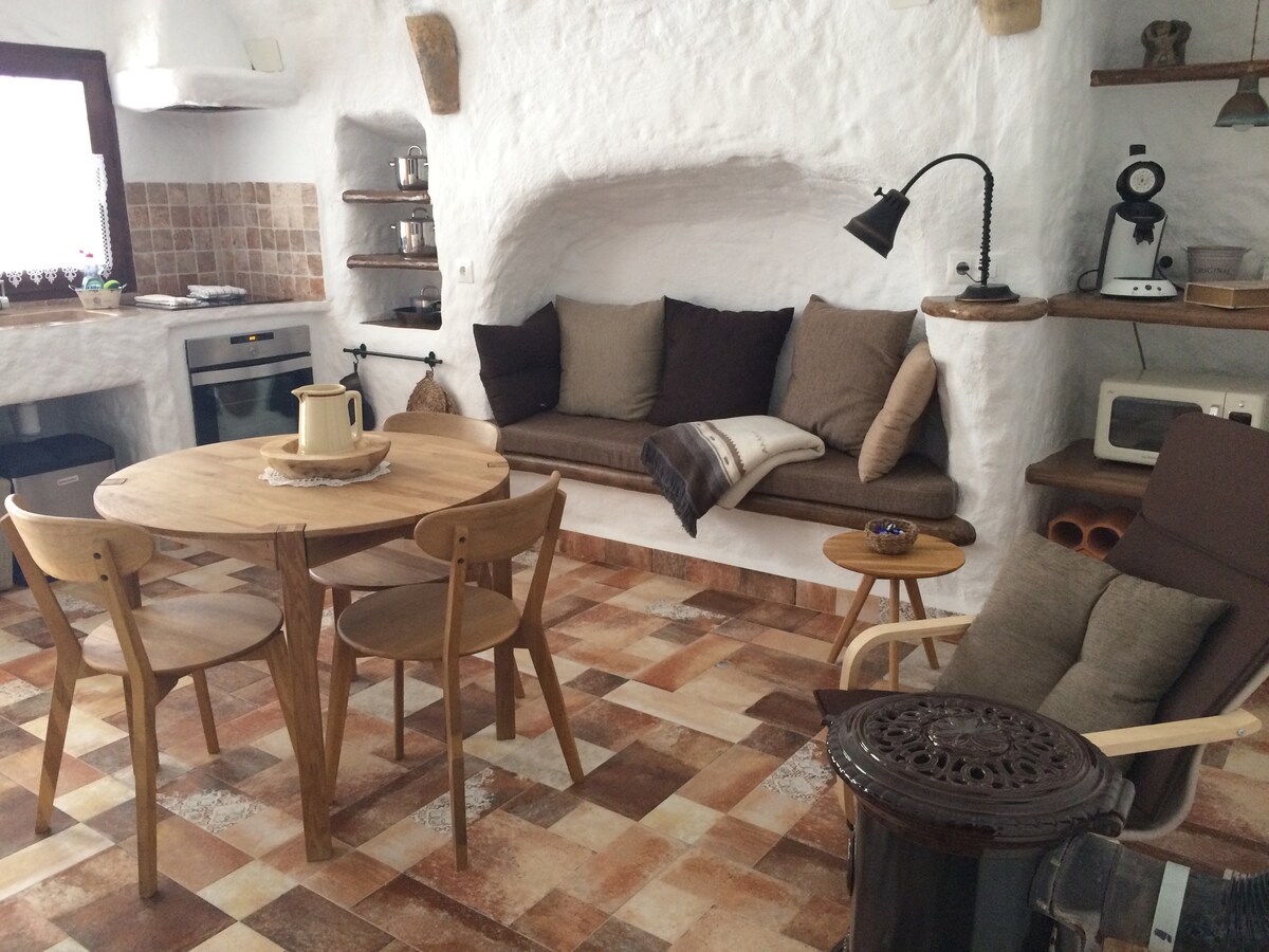 Popular Airbnb listing: Francesca Adventure Cave in Granada