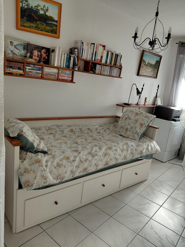 modularna klupa Ikea, pretvara se u veliki krevet s dva madraca jedan pored drugog