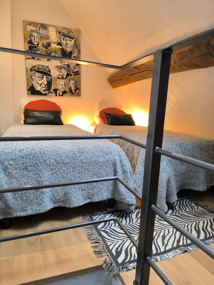 Deux lits de 80X200 ou 1 grand lit King size de 180X200.
Nous le précisé à votre réservation svp.