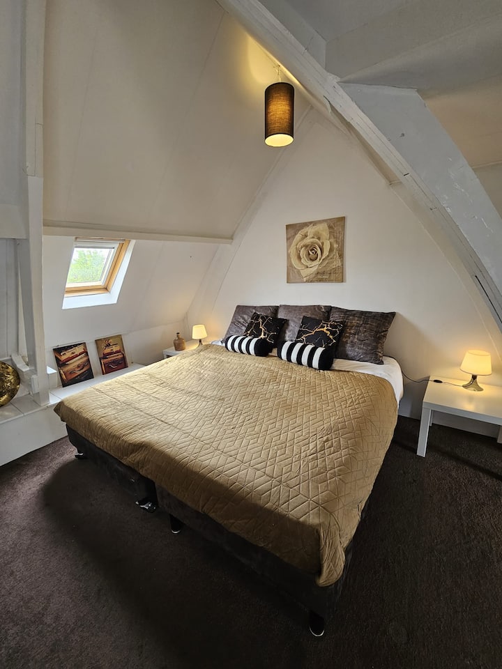 Deze grote kamer, geschikt voor 6 personen, bestaat uit 4 bedden waarvan 1 tweepersoonsbed. (niet bovenstaande foto)    De overige bedden zijn allen 1 persoons, echter kan bovenstaande bed ook tot een 2 persoonsbed gemaakt worden. (zoals hierboven) 