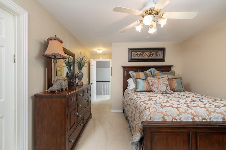 标准双人床卧室和独立浴室。 梳妆台、衣架和电视。 