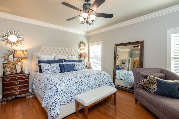 主卧配有加大双人床、躺椅、长凳、电视和卫生间。 