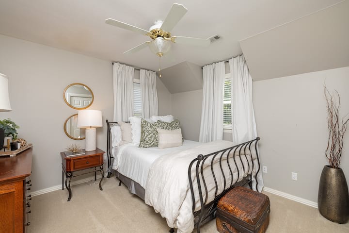 带梳妆台和衣柜的标准双人床卧室。 