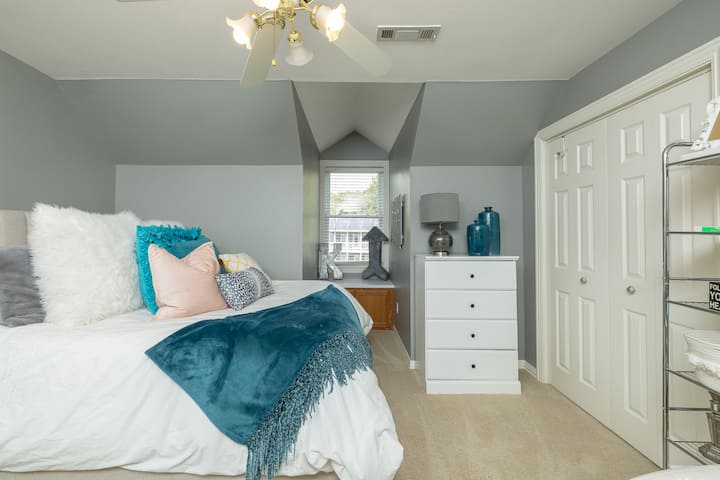 标准双人床卧室，带3号卧室的jack and jill卫生间。 衣柜、梳妆台、书桌和智能电视。 