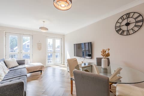 Brand New 2 Bed in Central Location near Station