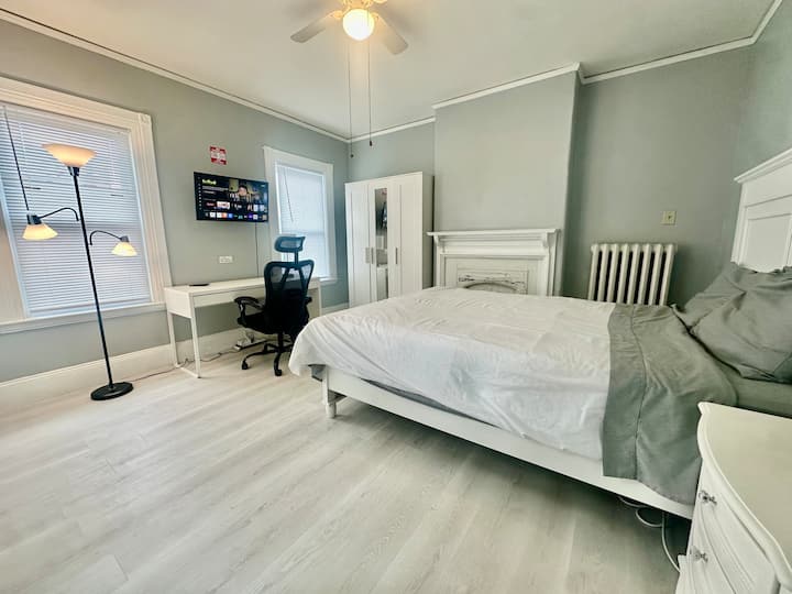 Entire Apt Near Mbta Transit/keyless Self Check-in - Boston, MA