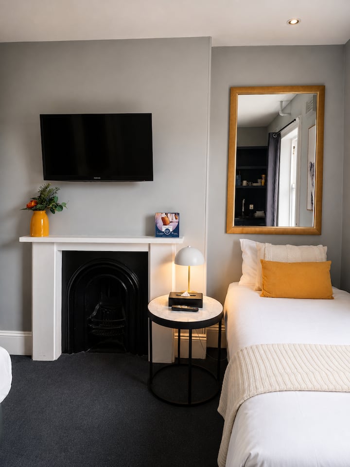 Queen And Single Bed With Bathroom In Potts Point - Manly