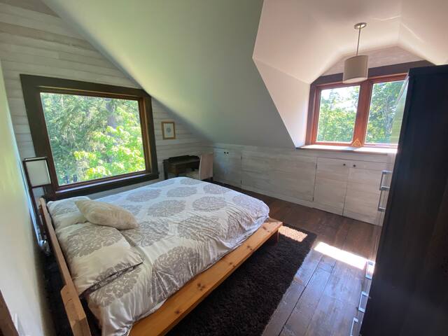 Spacious Modern-Rustic Farmhouse – Saltspring Is. gallery image 4