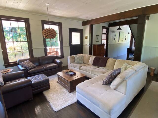 Spacious Modern-Rustic Farmhouse – Saltspring Is. gallery image 2