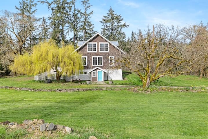 Spacious Modern-Rustic Farmhouse – Saltspring Is.