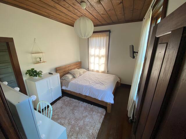 Spacious Modern-Rustic Farmhouse – Saltspring Is. gallery image 5