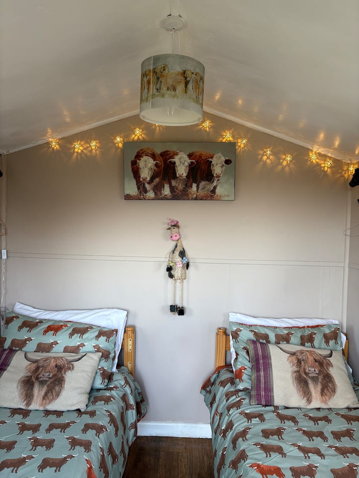 2 Einzelbetten, die zu einem Doppelbett zusammengeschoben werden können. Feenlichter, um eine entspannende Atmosphäre zu schaffen.