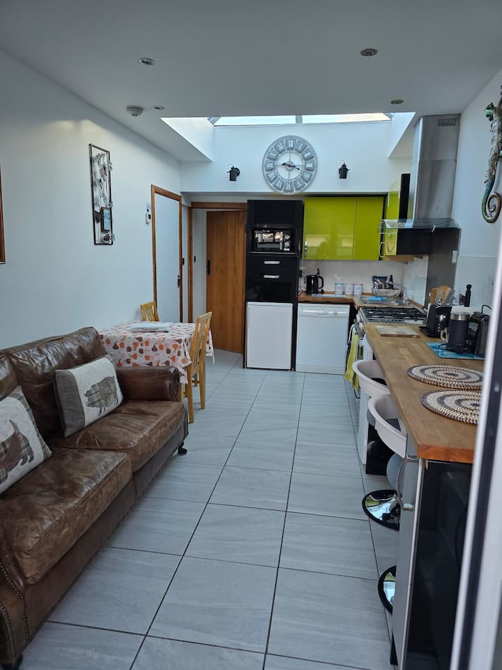 Coppice. Entire 1 Bed Annex, Pets, Ev Charger. - Highcliffe