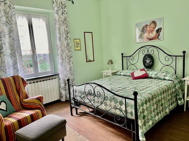 Velika klimatizirana spavaća soba s bračnim krevetom. 160x 190 krevet, ormar i udobna fotelja.