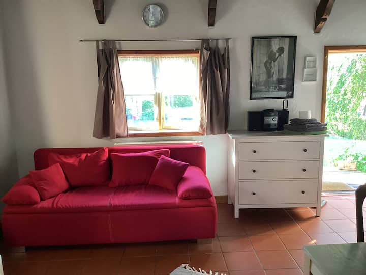 Das Sofa kann als Schlafcouch ausgeklappt werden.