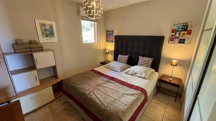 LA CHAMBRE EQUIPE D'UN GRAND LIT DOUBLE EN QUEEN SIZE (160x200)