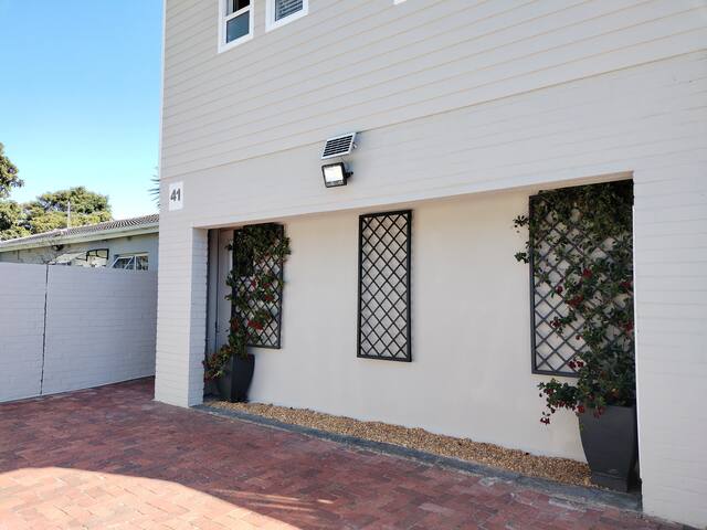 Corner House Family Home Kirstenhof gallery image 5