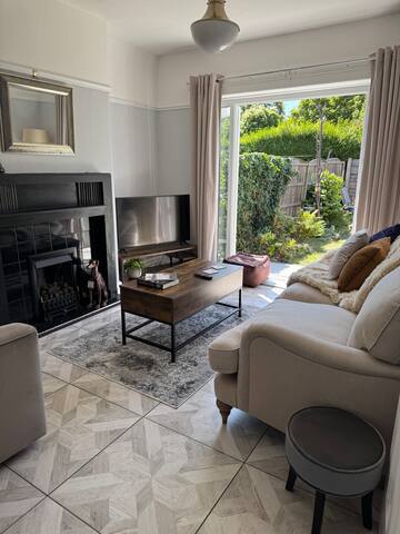 Entire Place – Gorgeous Victorian Home 3 Bedrooms gallery image 2