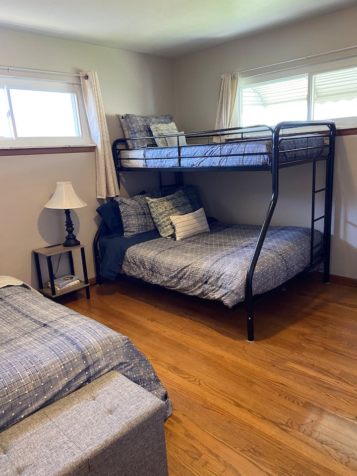 ילדים ואורחים אחרים יכולים ליהנות ממיטת קומתיים זוגית, מיטה זוגית, מיטה מתקפלת ניידת ואריזה. 