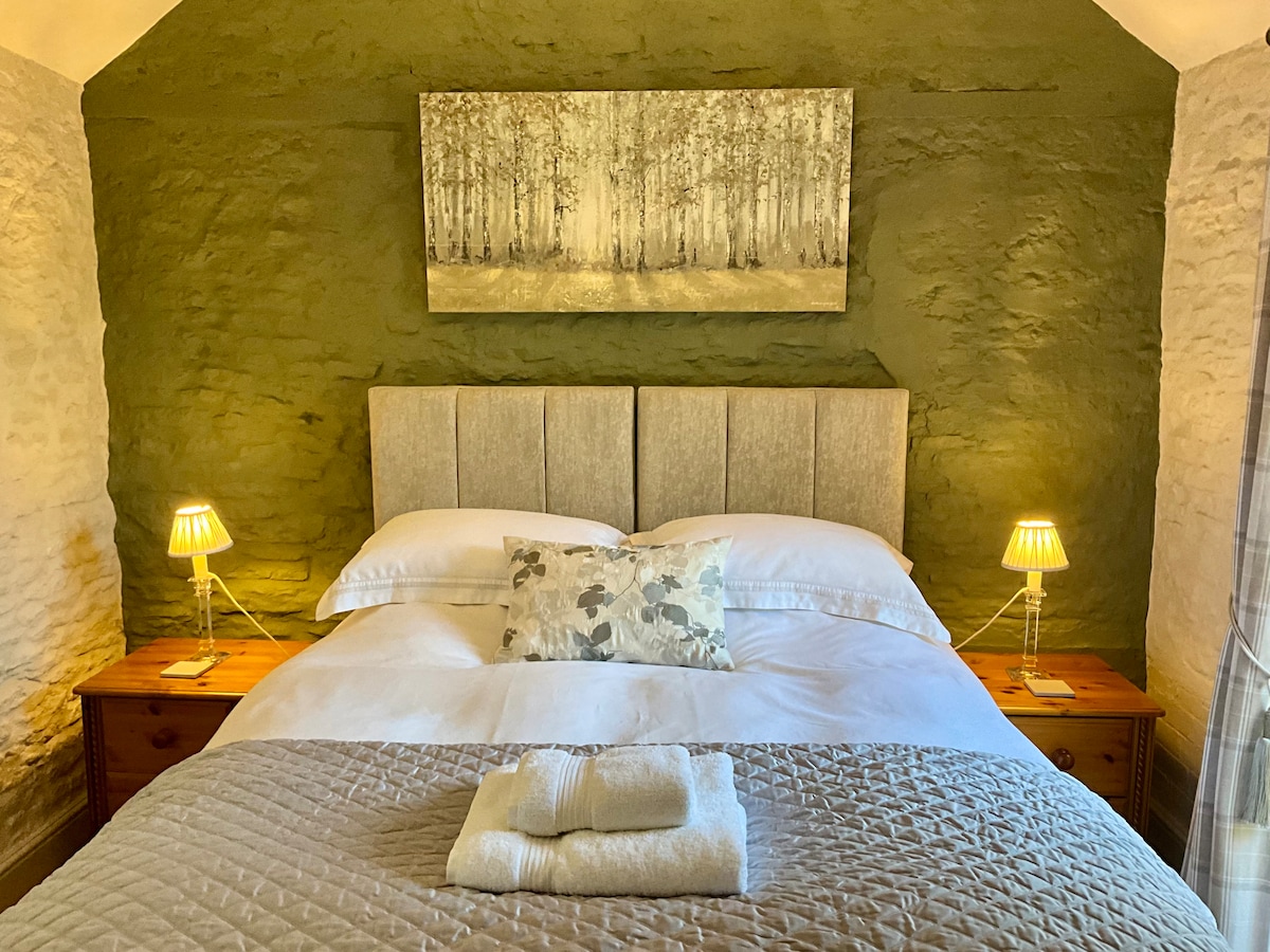 חדר השינה השני בגודל קינג סייז - המיטה יכולה גם להיות מחולקת לשני רווקים לילדים או לחברים שמתכנסים.