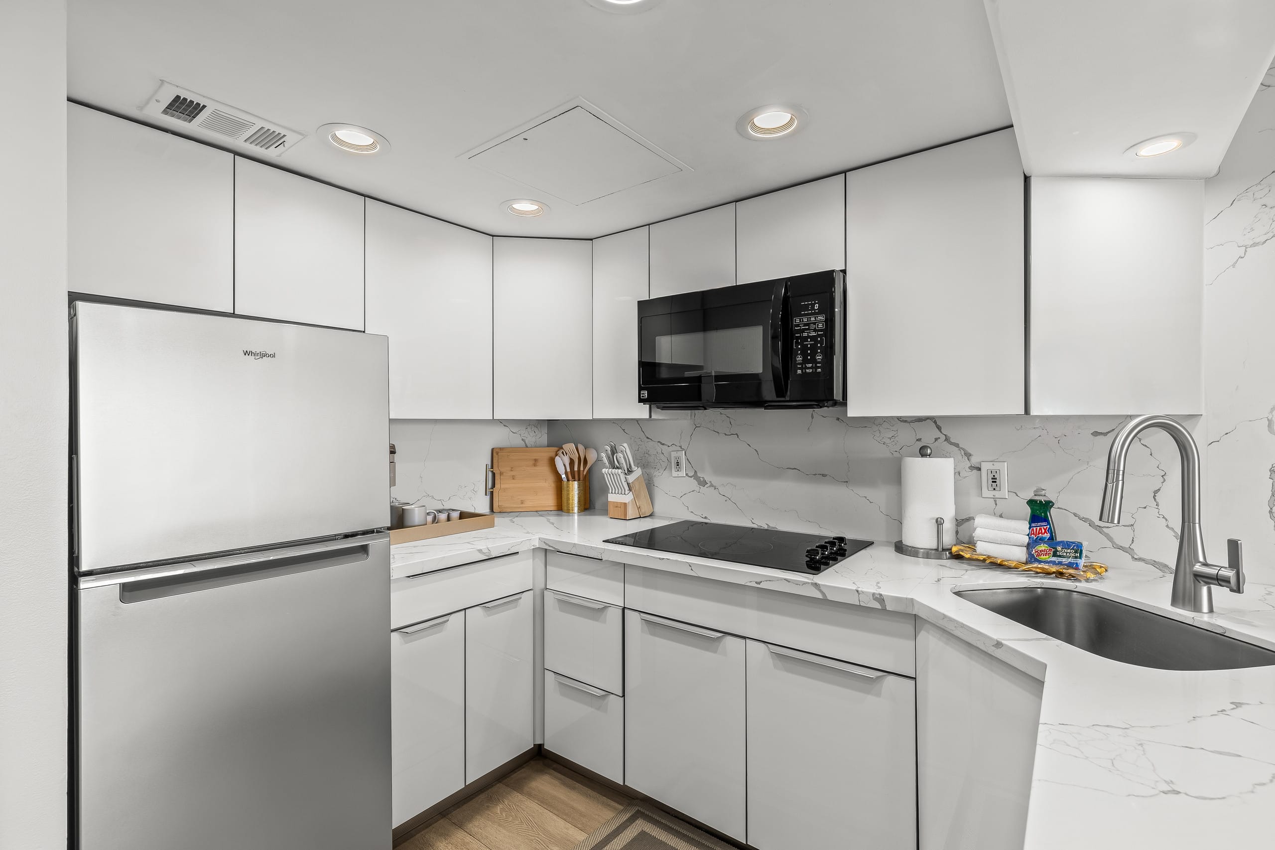 Condo in Honolulu · ★4.71 · 1 bedroom · 2 beds · 1 private bath - Image 17