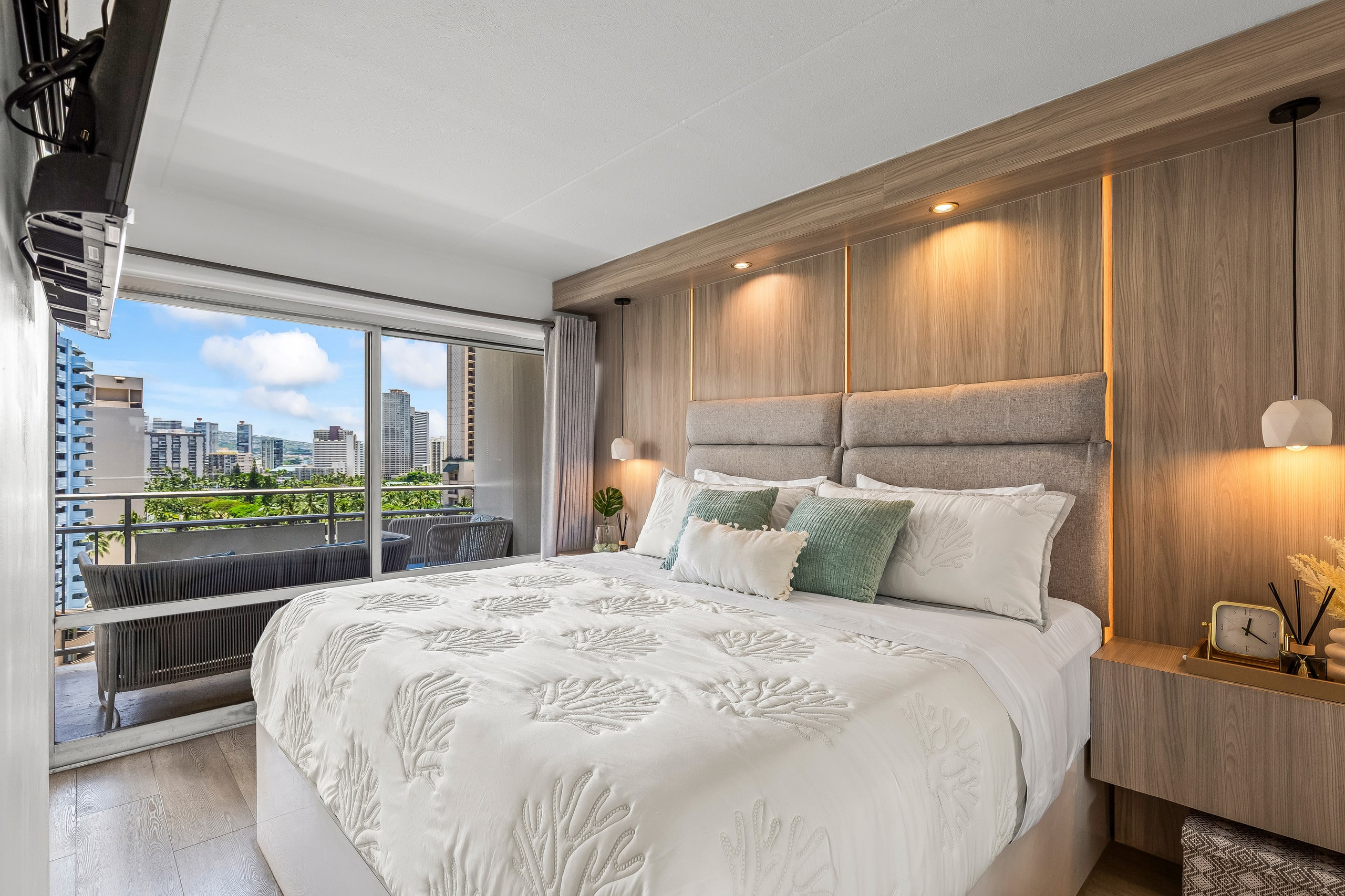 Condo in Honolulu · ★4.71 · 1 bedroom · 2 beds · 1 private bath - Image 14