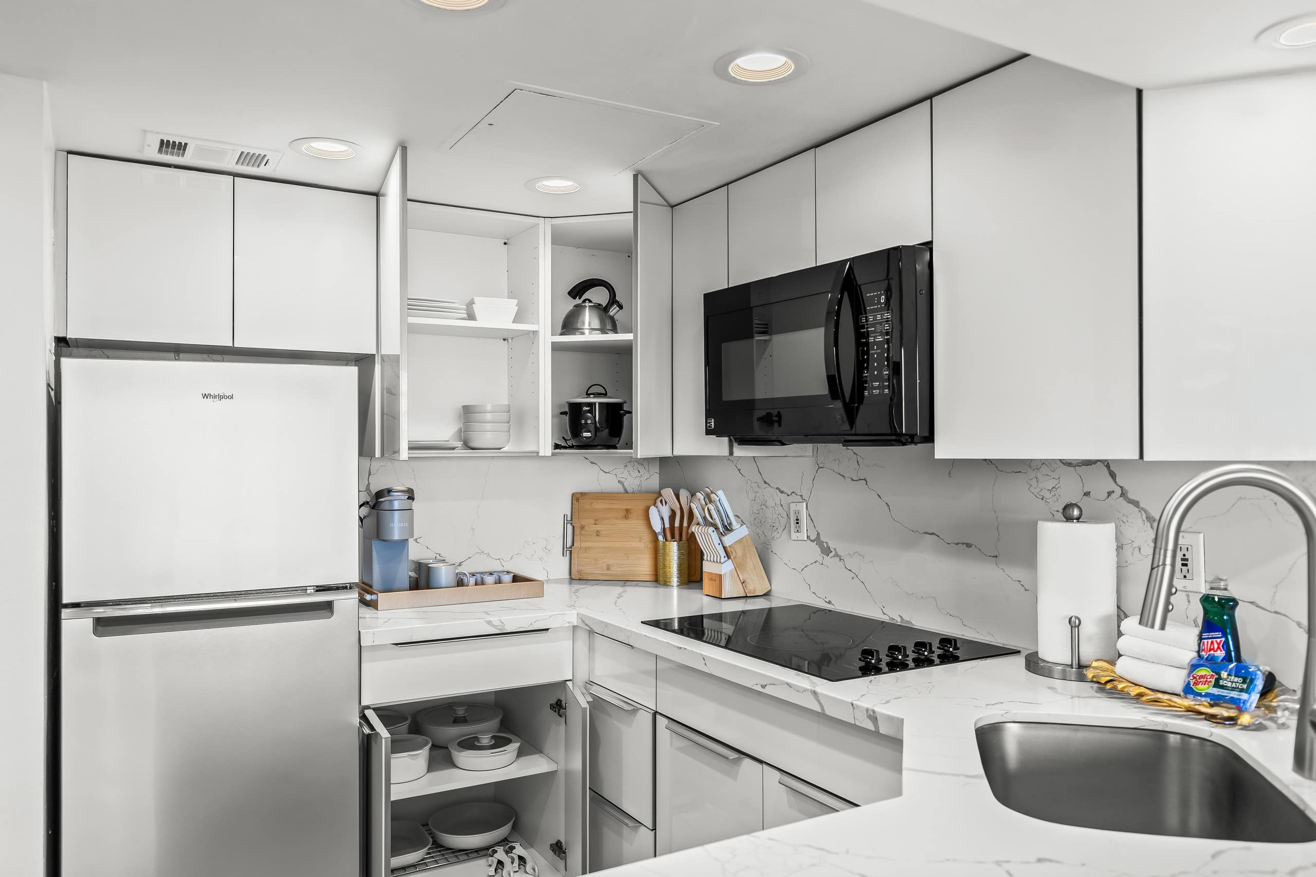 Condo in Honolulu · ★4.71 · 1 bedroom · 2 beds · 1 private bath - Image 19