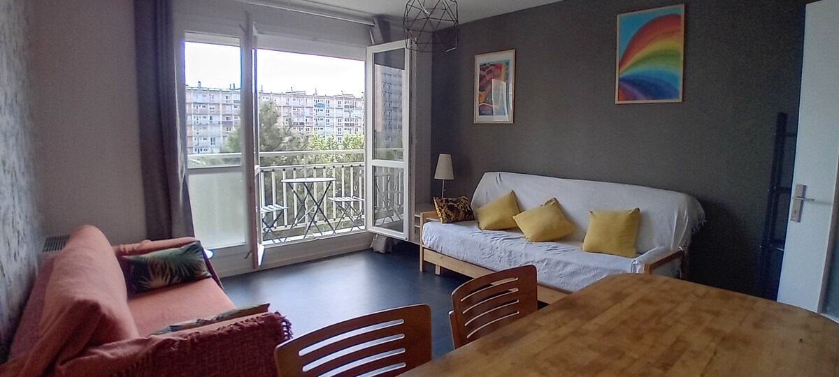 Annonce Airbnb populaire: 2 bedroom apartment, sleeps 5, Kennedy metro station à Villejean Beauregard