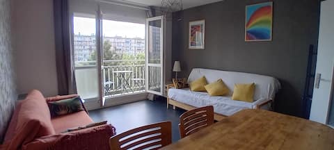 Popular Airbnb listing: 2 bedroom apartment, sleeps 5, Kennedy metro station in Villejean Beauregard