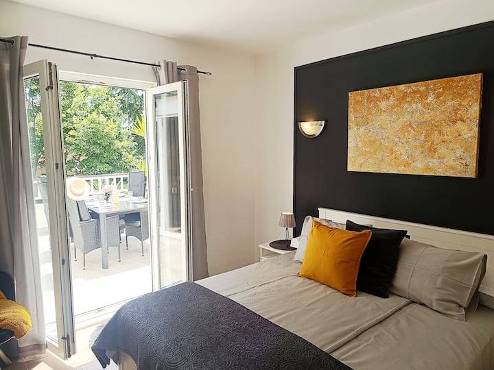 卧室1可通往露台。 
床的尺寸为160 x 200厘米