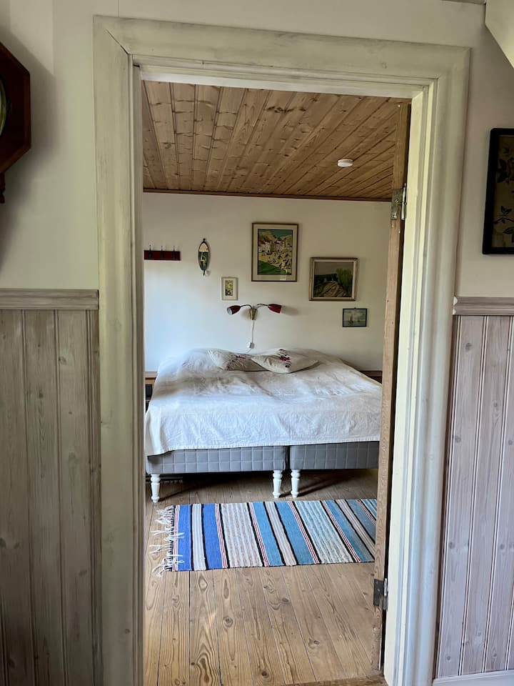 卧室配有双人床，尺寸为180x200 ，可通往露台。