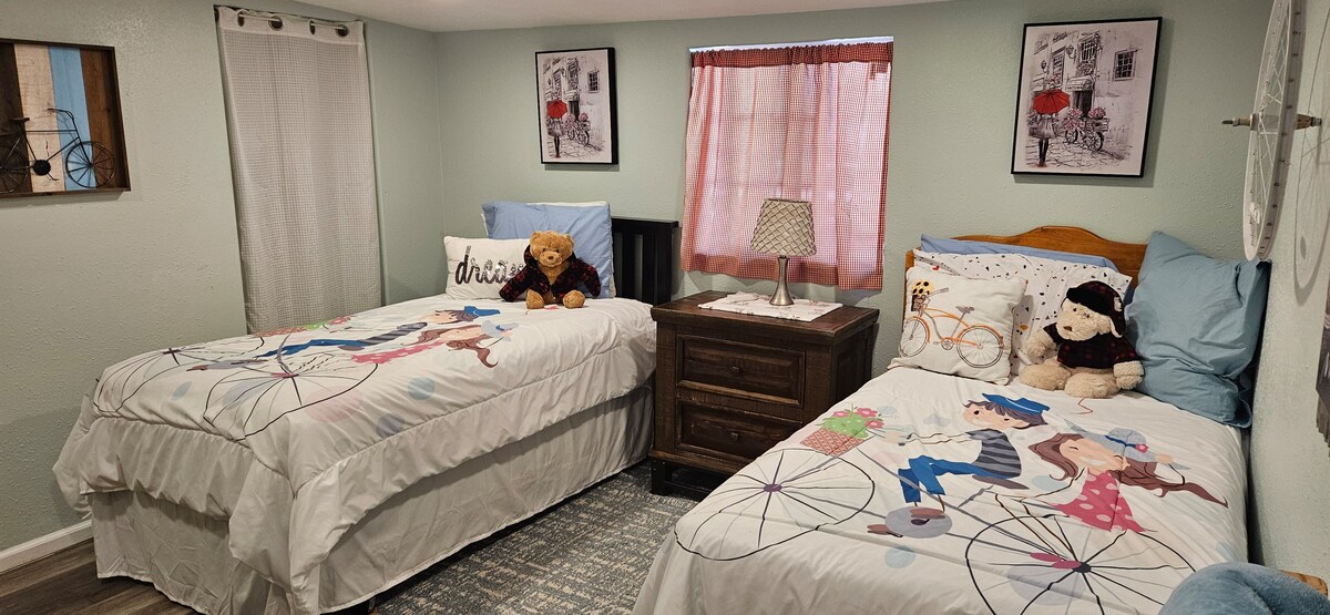 2 cómodas camas individuales con espacio entre ellas para un colchón inflable, si es necesario.