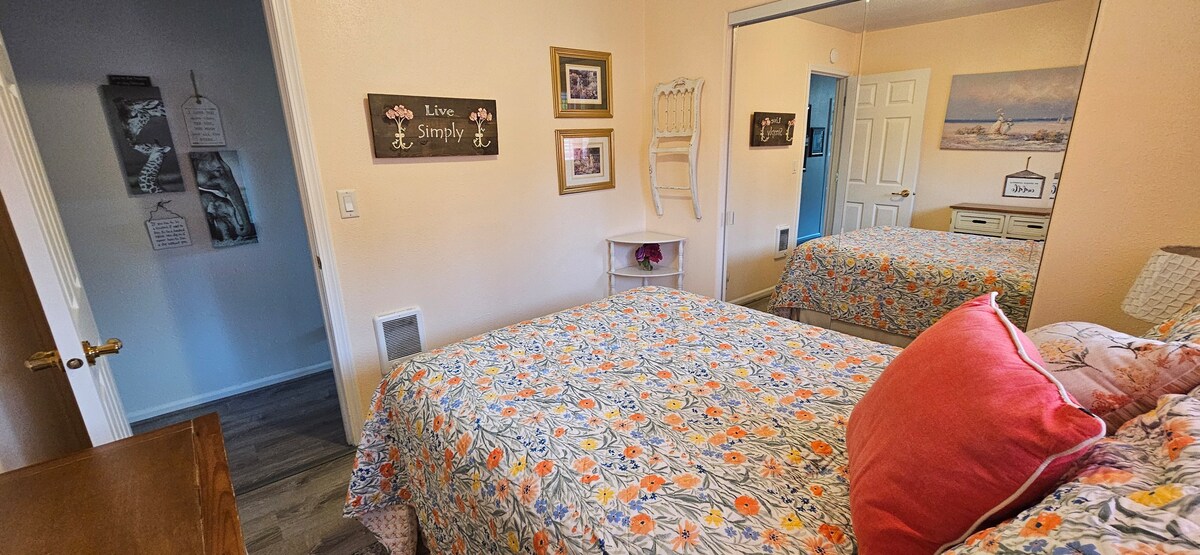 Dormitorio 1 de 3: el "dormitorio victoriano". Hay una cómoda cama doble y mucho espacio en el armario donde hay sábanas y almohadas adicionales.