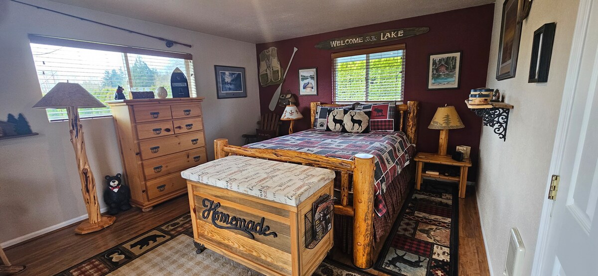 Dormitorio 3 de 3 - El "dormitorio de la cabaña" es el más grande de los 3 dormitorios. Hay una cómoda cama tamaño queen, Roku TV con aplicación de antena y muchas otras aplicaciones de streaming gratuitas. Hay una unidad de pared de calefacción/aire acondicionado en esta habitación.