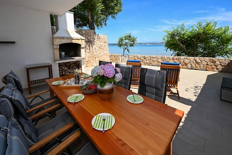 Villa Kona 4*, on the beach