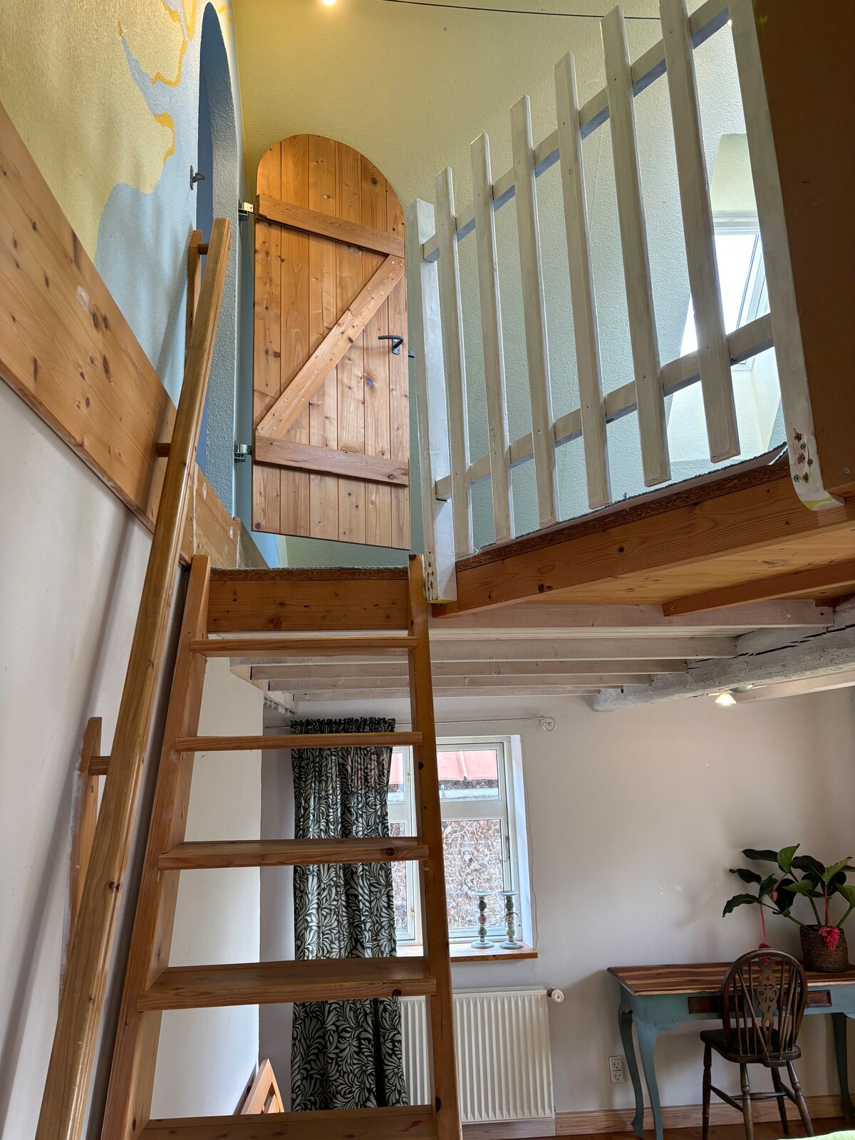 บันไดสูงชันไปจนถึงระดับการนอนพร้อมฟูกนอนจากห้องนอน 2 