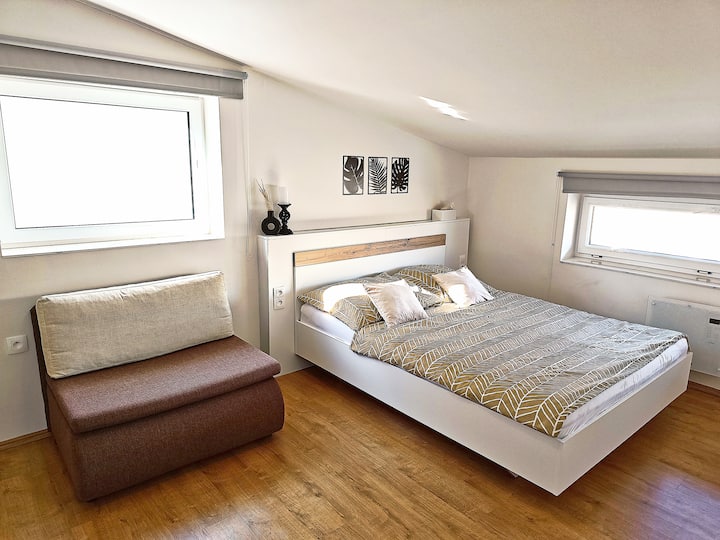 Queensize-seng (160 x 200 cm) med ekstra sammenklappelig sofa (120 x 200 cm)